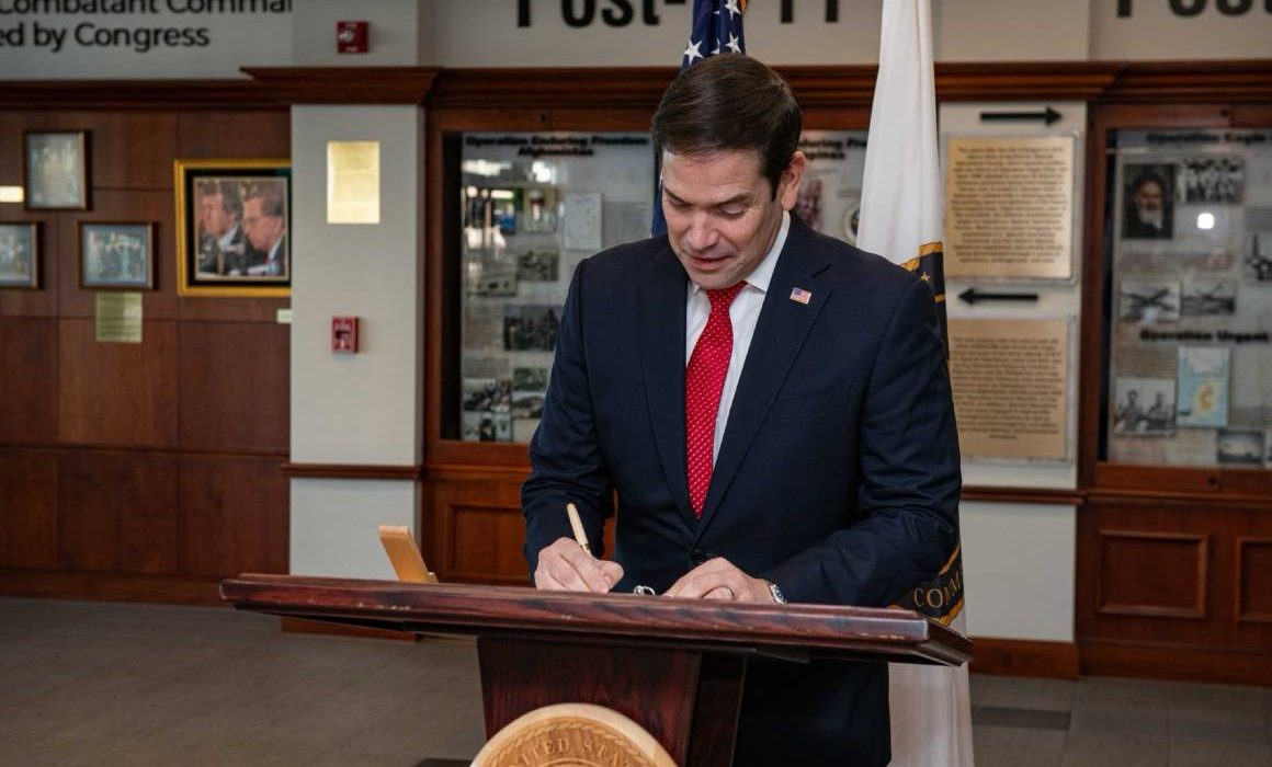 HispanoQ's tweet image. 🚨 #EstadosUnidos El gobierno de EU impuso restricciones de visa a 75 personas vinculadas al Cártel de Sinaloa, incluyendo familiares y socios cercanos. #Seguridad #Narcotráfico #EU
quadratin.com/politica/restr…