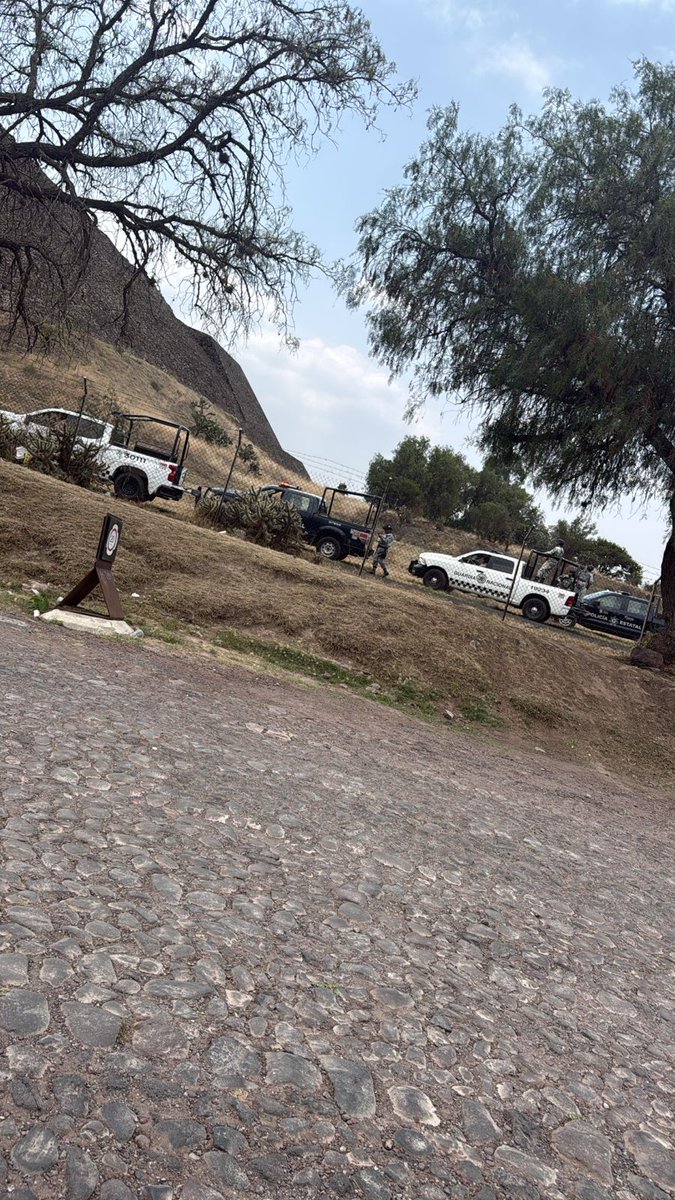 RaulGtzNR's tweet image. TURISTAS VIVIERON MOMENTOS DE TERROR EN LA PIRÁMIDE DE LA LUNA EN TEOTIHUACÁN

Un altercado con turistas desató la furia del sujeto no identificado, sacó un arma de fuego comenzó a disparar, los turistas comenzaron a correr algunos se lesionaron al caer.

Paramédicos de Cruz Roja