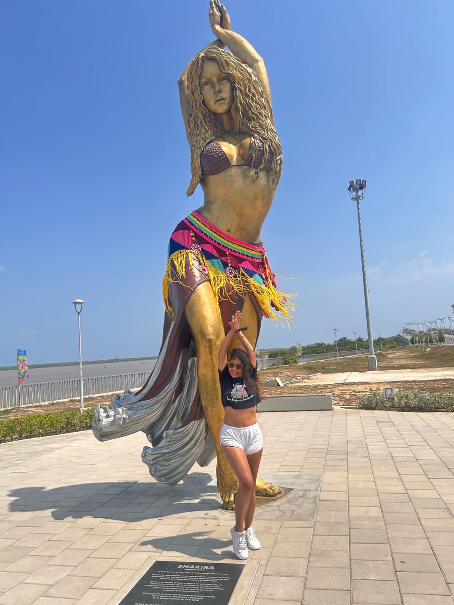 luanareisp's tweet photo. @PortalShakira @voude99 Já rodei o mundo atrás da loba. E agora, para ir para Copacabana, inventei umas férias que não exisitam. 😂 Sou fã há mais de 20 anos, já dormi na fila e em aeroporto pra ver minha Shak. Me notem! ❤️ 
TodoMundoNoRioPede99 https://t.co/vBYsqbnnYL