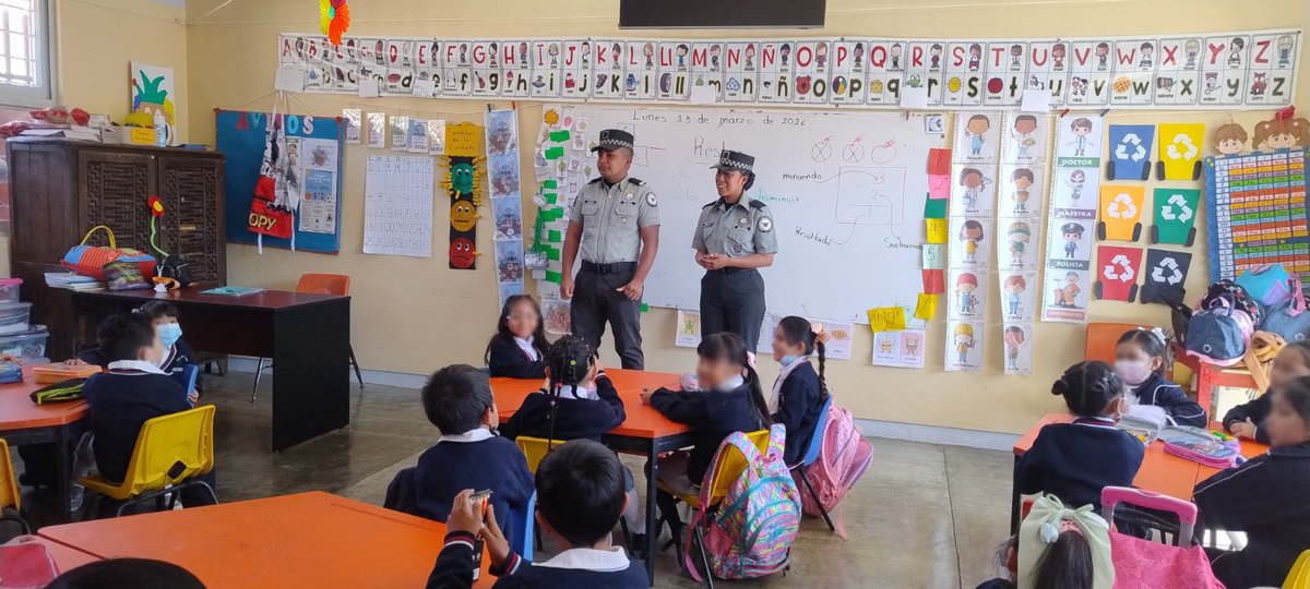 GN_MEXICO_'s tweet image. ¡Comprometidos en fortalecer la confianza con el sector educativo! En #Chiapas, integrantes de la #GuardiaNacional realizan actividades de proximidad social con alumnos de una escuela de nivel básico en el municipio de San Cristóbal de las Casas, donde se dan a conocer las