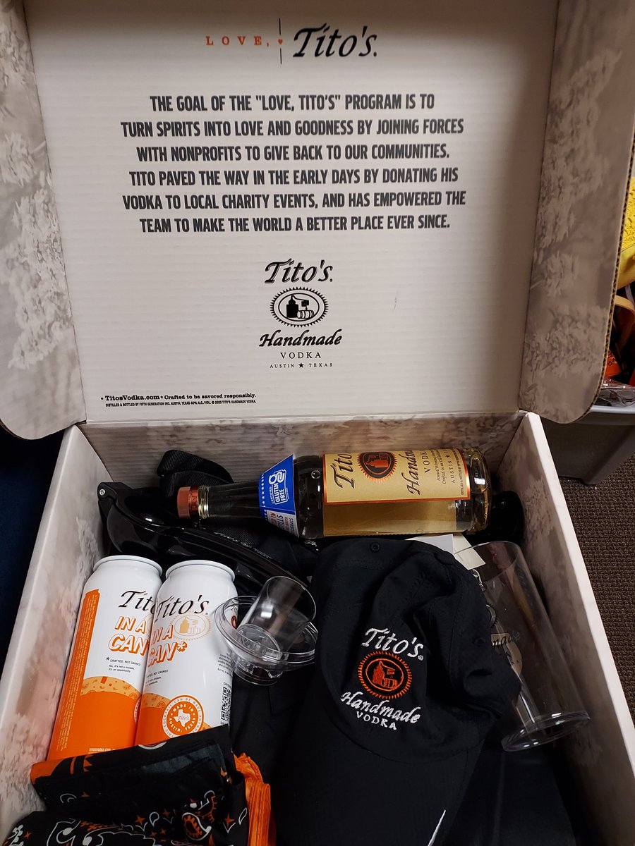 GoldenAppleFoun's tweet image. This package from @TitosVodka (with a few extras!) will be available to bid on at the banquet's silent auction April 24 at Tebala! Must be 21+ &amp;amp; keep it sealed there! Thanks, Tito's!!! #goldenappleofrockford #banquet #teachers #silentauction #nonprofit #fundraiser #LoveTitos