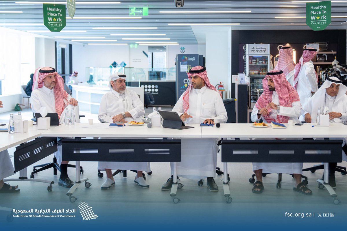 FSC_KSA's tweet photo. شاركت لجنتا "التطوير العقاري" برئاسة أ. بندر العامري، و"الخدمات العقارية" برئاسة أ. عبدالملك الدرويش، في ورشة عمل مشتركة مع وزارة البلديات والإسكان والهيئة العامة للعقار؛ لاستعراض مرئيات القطاع حول اللائحة التنفيذية لرسوم العقارات الشاغرة ومقترحات تطويرها، بما يسهم في تعزيز كفاءة السوق العقاري ورفع تنافسيته.