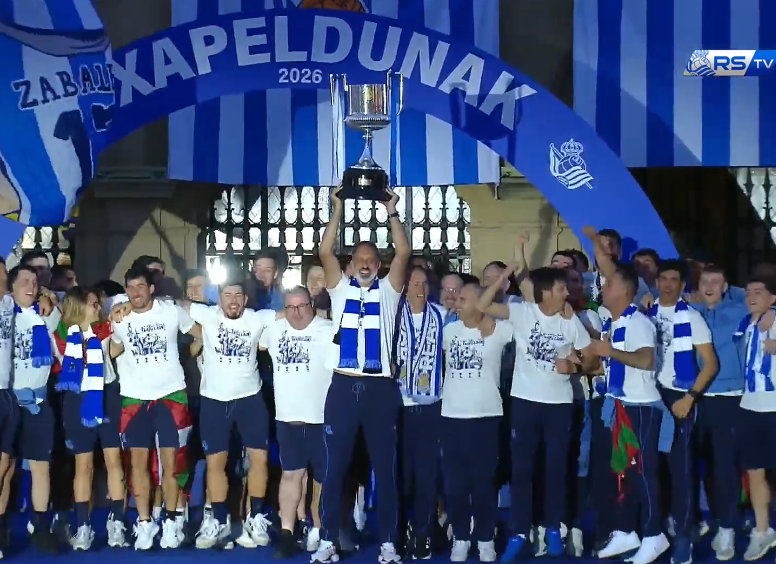 Matarazzo: "Creo que esto es un record mundial, no creo que nadie haya levantado esta copa tan alto como yo" 🤣🤣

Vaya un cachondo que está hecho