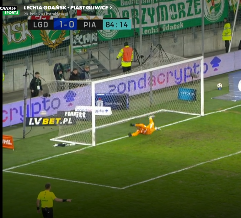 Równe 4 minuty trwała weryfikacja + karny. Doliczył 5 minut, więc uznał, że pozostałą minutę zajęły:
- 7 zmian
- celebracja po golu
- 14 fauli
- 5 rożnych