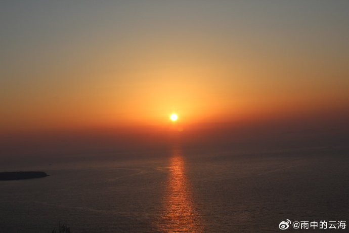 zefesteros's tweet image. Chasing sunsets in Santorini u003e all. White-washed villages, blue domes, and that golden hour glow Pure magic.  #Wanderlust #SantoriniVibes