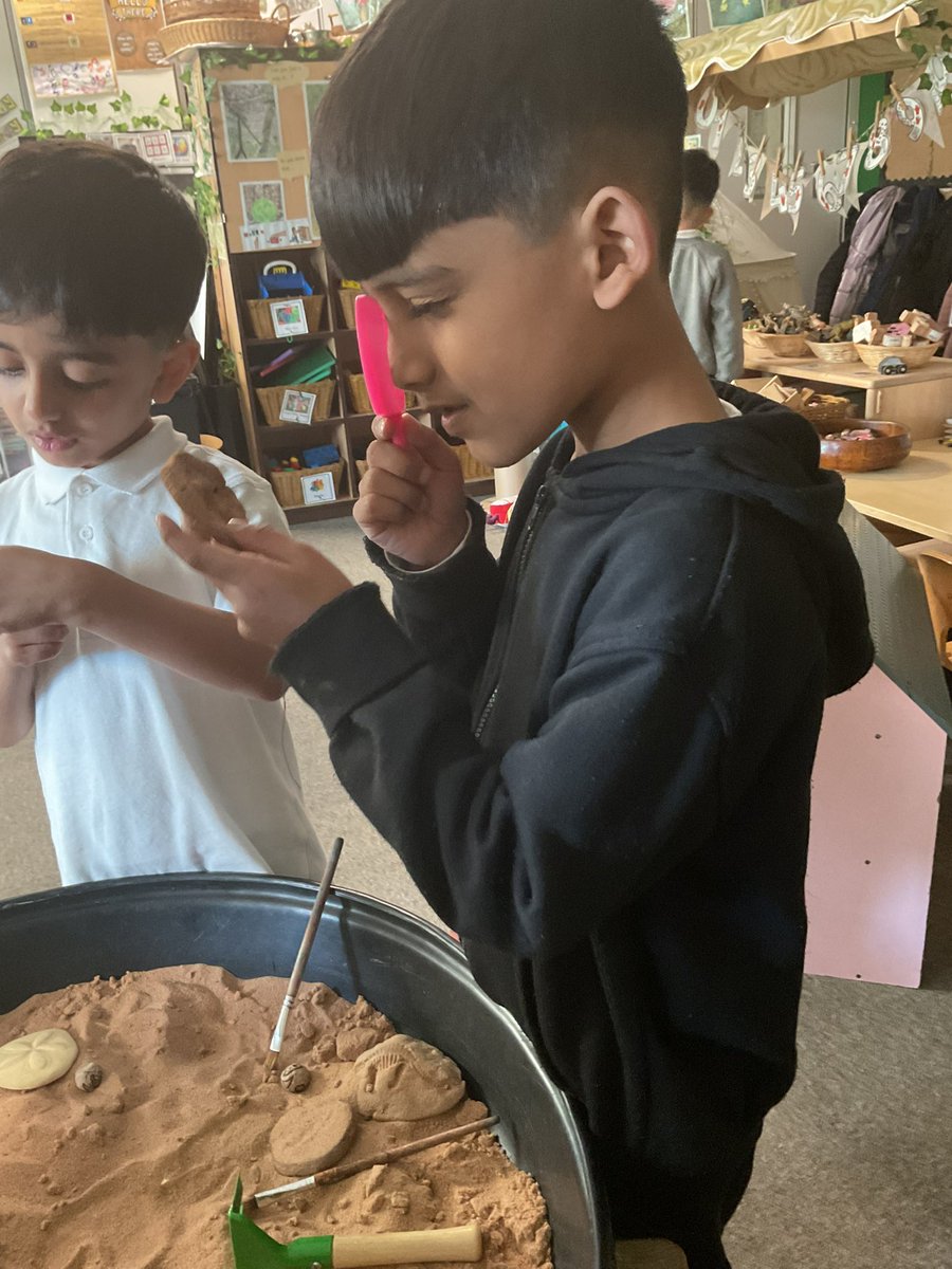 MrsGriffiths7's tweet image. We found some fossils in our room. 

We are exploring them to find out more about dinosaurs 🦖🦕 #eyfs #fossils #dinosaurs @BrightFuturesET