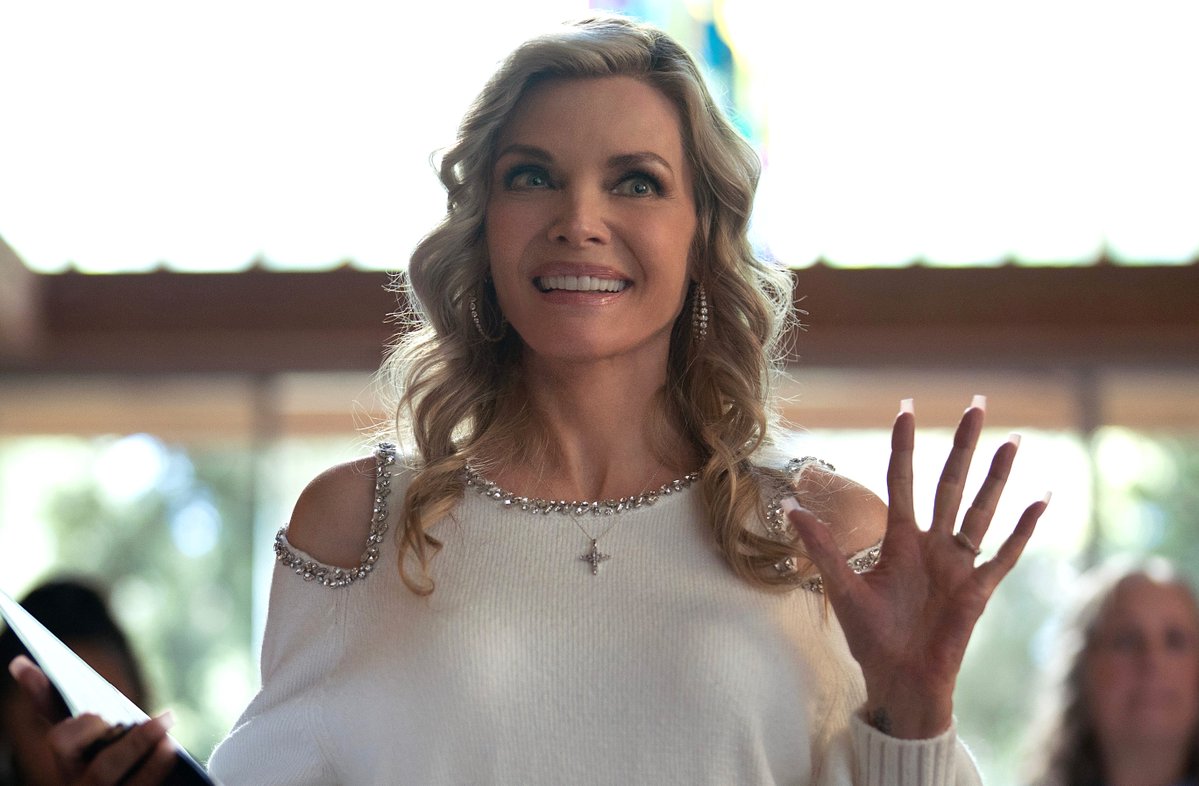 El de Michelle Pfeiffer en ‘Margo tiene problemas de dinero’ (Apple TV) es un claro ejemplo de papel que encaja como anillo al dedo y el destino le estaba reservando para el momento exacto de su carrera. Ella y su dentadura postiza lo dan todo y la temporada de premios la espera.