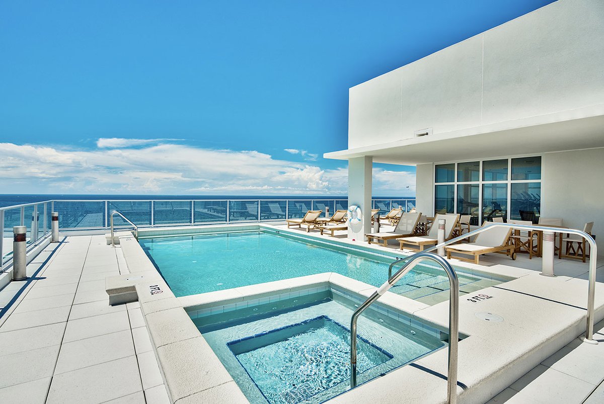 FiveStarDestin's tweet image. ⭐⭐⭐⭐⭐ Sky’s the Limit

Some places give you a view.
This one lives in it.

🔹 Gulf views from every room
🔹 Sky-high ceilings + glass walls
🔹 Rooftop pool, hot tub, gym

Everything else feels lower.

Destin | Sleeps 14

#VacationGoals #DestinFlorida #BeachLife #30A