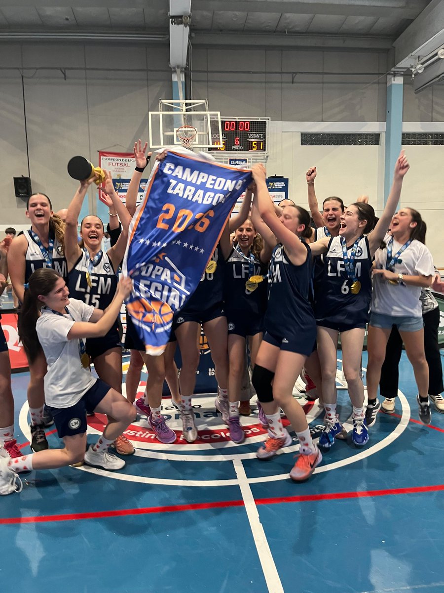 CopaColegialZGZ's tweet photo. Tenemos CAMPEONAS!!!!

@lyceemoliere gana su primer Estandarte en un final no apto para cardíacos ante @ColegioRomareda 46-51!!

#20añosdelocuracolegial https://t.co/bxs4jRoVYm