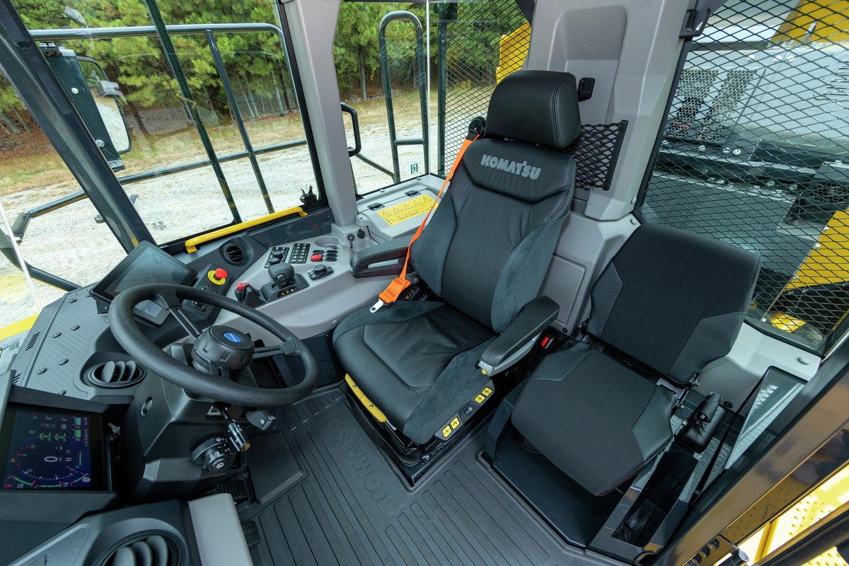 Equipment_World's tweet image. Komatsu rebuilt its articulated hauler from the ground up. The HM460-6 made its debut at #ConExpo 2026 as the next-gen upgrade. ow.ly/UsXk50YMTUg