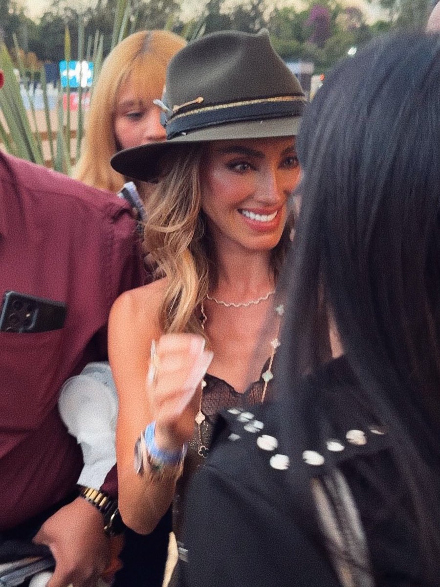 acho que se a anahi me olhasse com esse sorriso aqui eu morreria na frente dela