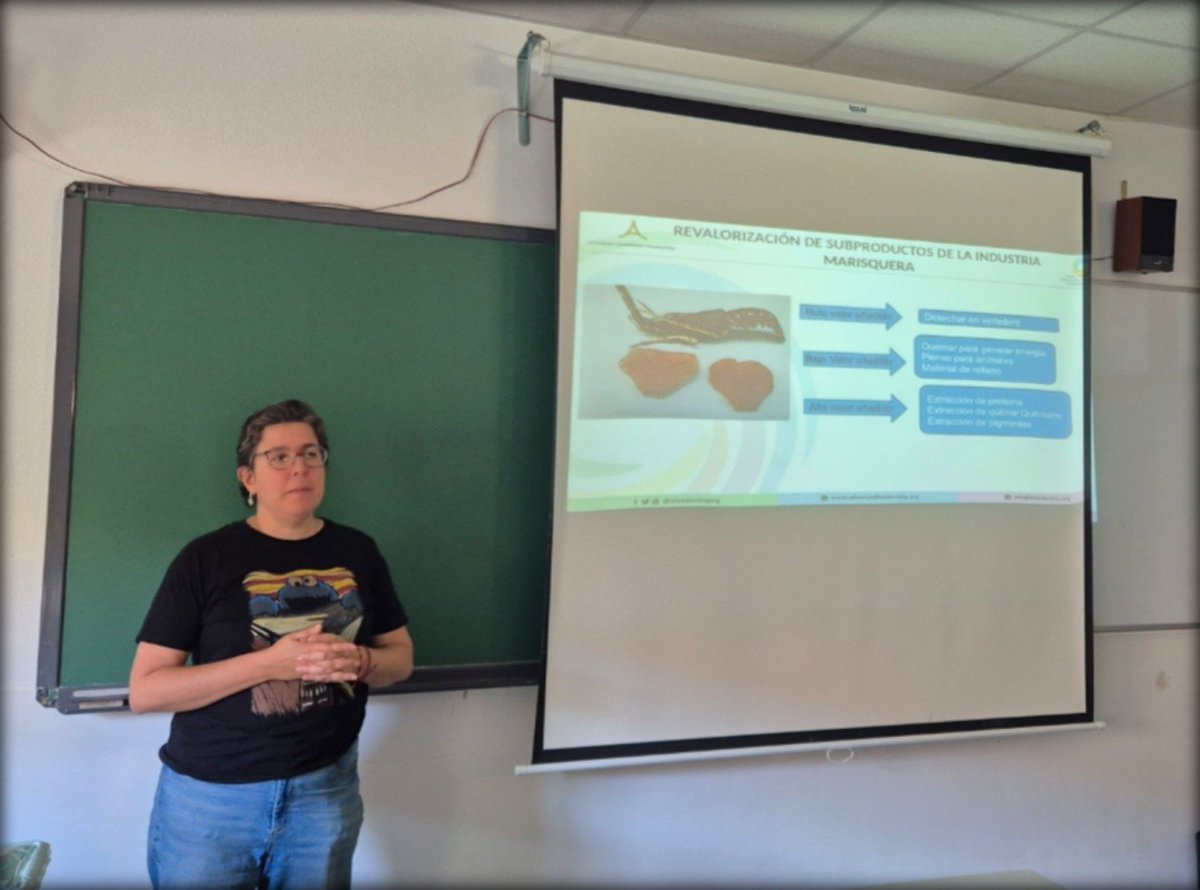 Visita al <a href="/iesvilladevacs/">IESVillaDeVallecas</a> dentro del proyecto <a href="/eTwinning_es/">eTwinning España</a> #UniversoCientífica de la profesora e investigadora  del <a href="/InstitutoPluri/">Instituto Pluridisciplinar</a> de la <a href="/unicomplutense/">Complutense</a>, Inmaculada Aranaz con su charla "Economía circular, economía del fututo".
¡MUCHAS GRACIAS!
<a href="/fyq_abel/">Abel</a> 
<a href="/eTwinningEurope/">eTwinningEurope</a>