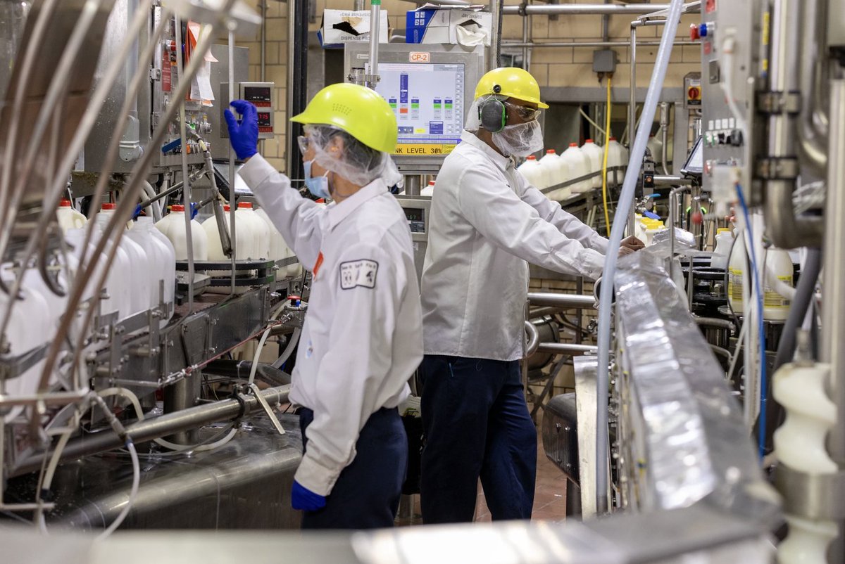 dfamilk's tweet image. Some careers stand still. Others move you forward. #WeAreHiring!

At Dairy Farmers of America, the work is hands-on, the expectations are real, and what you do matters every day.

Join the team and help us keep milk moving into the future &amp;gt;&amp;gt; bit.ly/44S4D6A