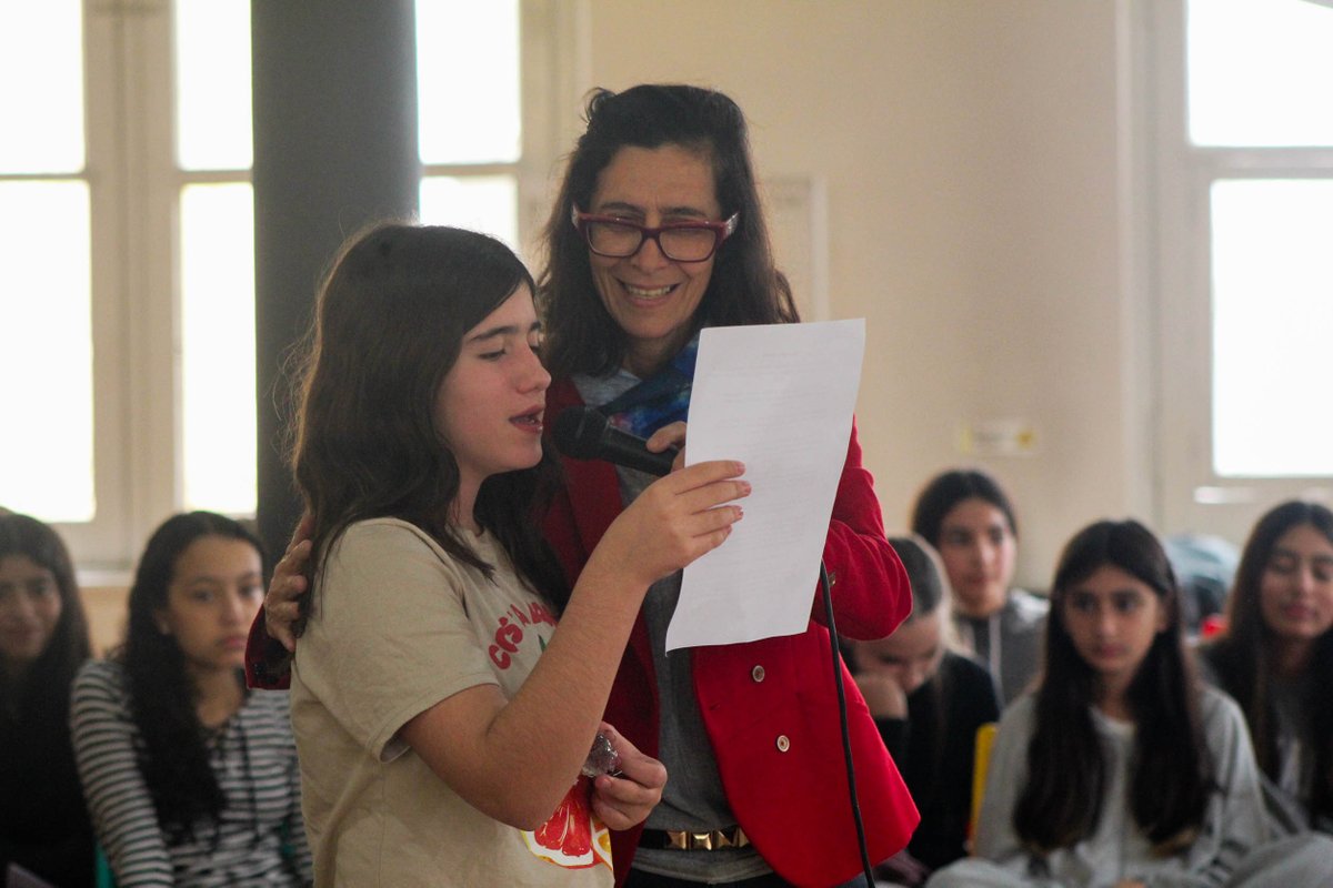 LiceoUNLP's tweet photo. Estudiantes de primer año participaron activamente del taller “Libros que muerden”, una propuesta que lleva adelante la Biblioteca Popular “La Chicharra” sobre libros prohibidos y censurados en la dictadura. https://t.co/0xvvtMBH0q