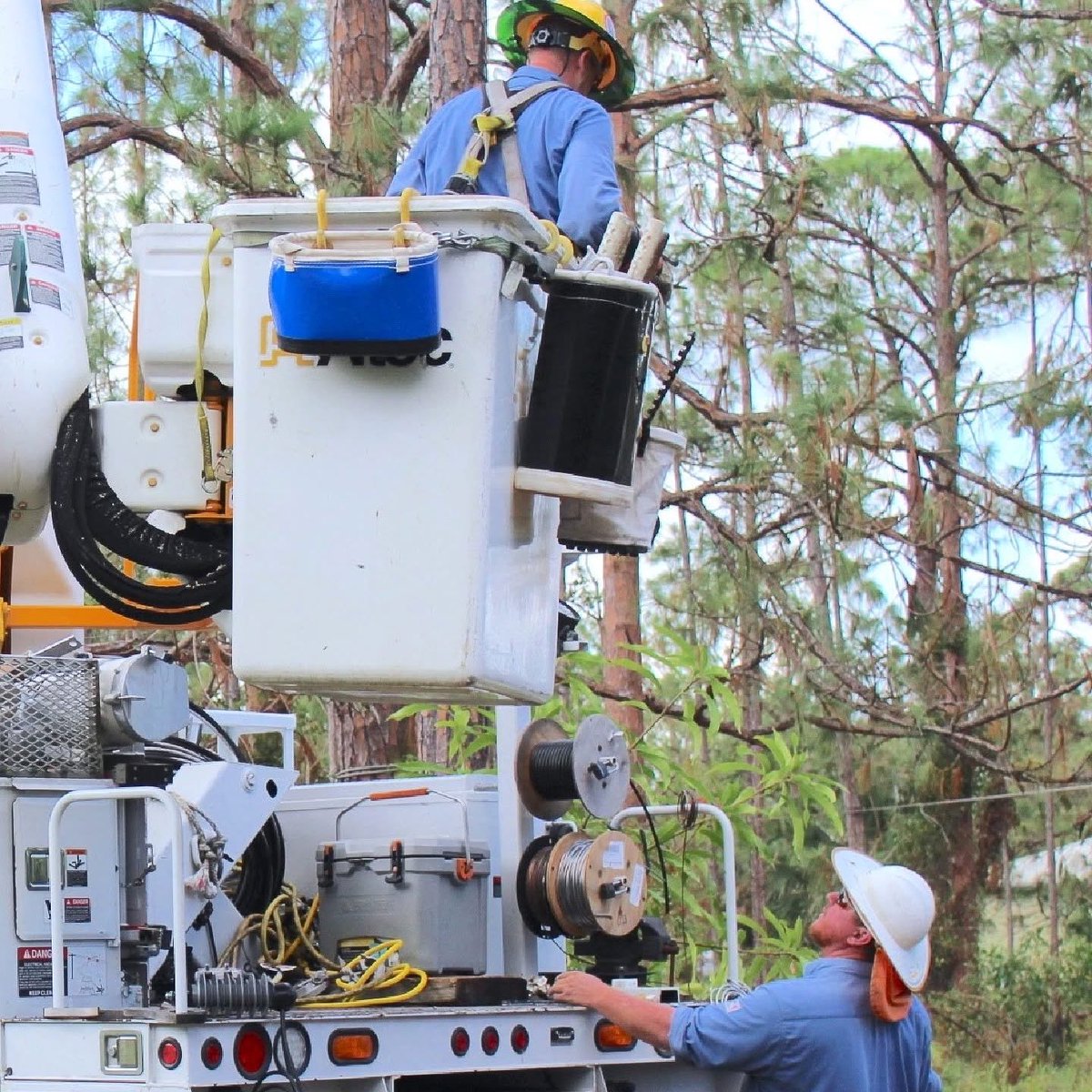 LCECSWFL's tweet image. LCEC crews know the best way to get a job done is #teamwork! Expanding, maintaining, and improving electric infrastructure!