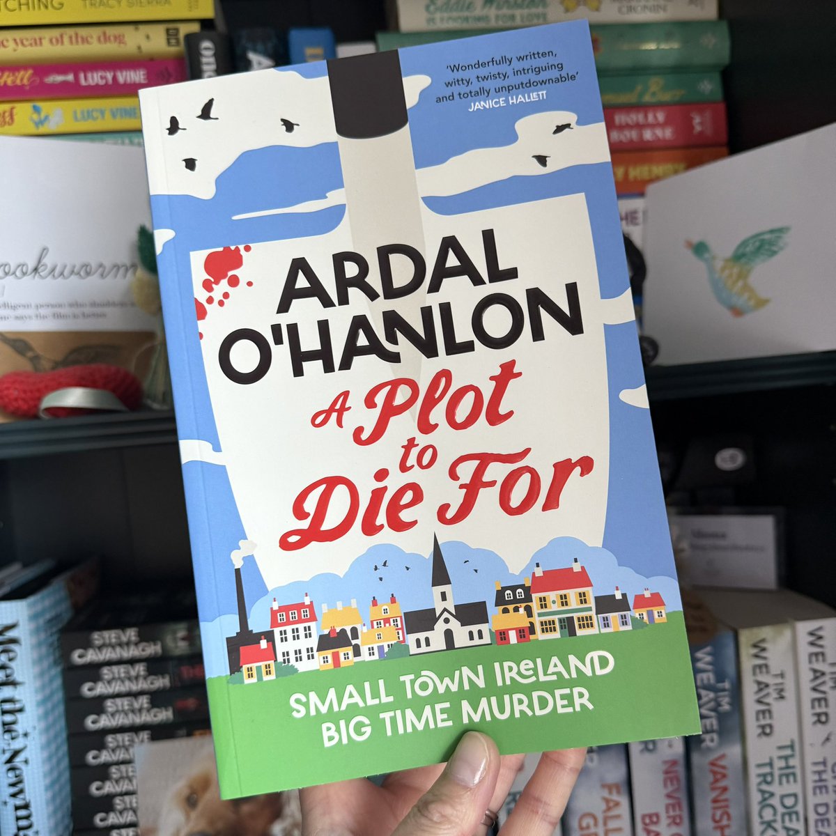 shonaholmes23's tweet image. 📚📮#BookPost📚📮

Catching up with some book mail after being away including this fabulous copy of #APlotToDieFor by @ardalsfolly 

Absolutely love the sound of this new cosy crime, sounds right up my street!

Huge thanks to @likely_suspects @simonschusterUK 

#BookTwitter