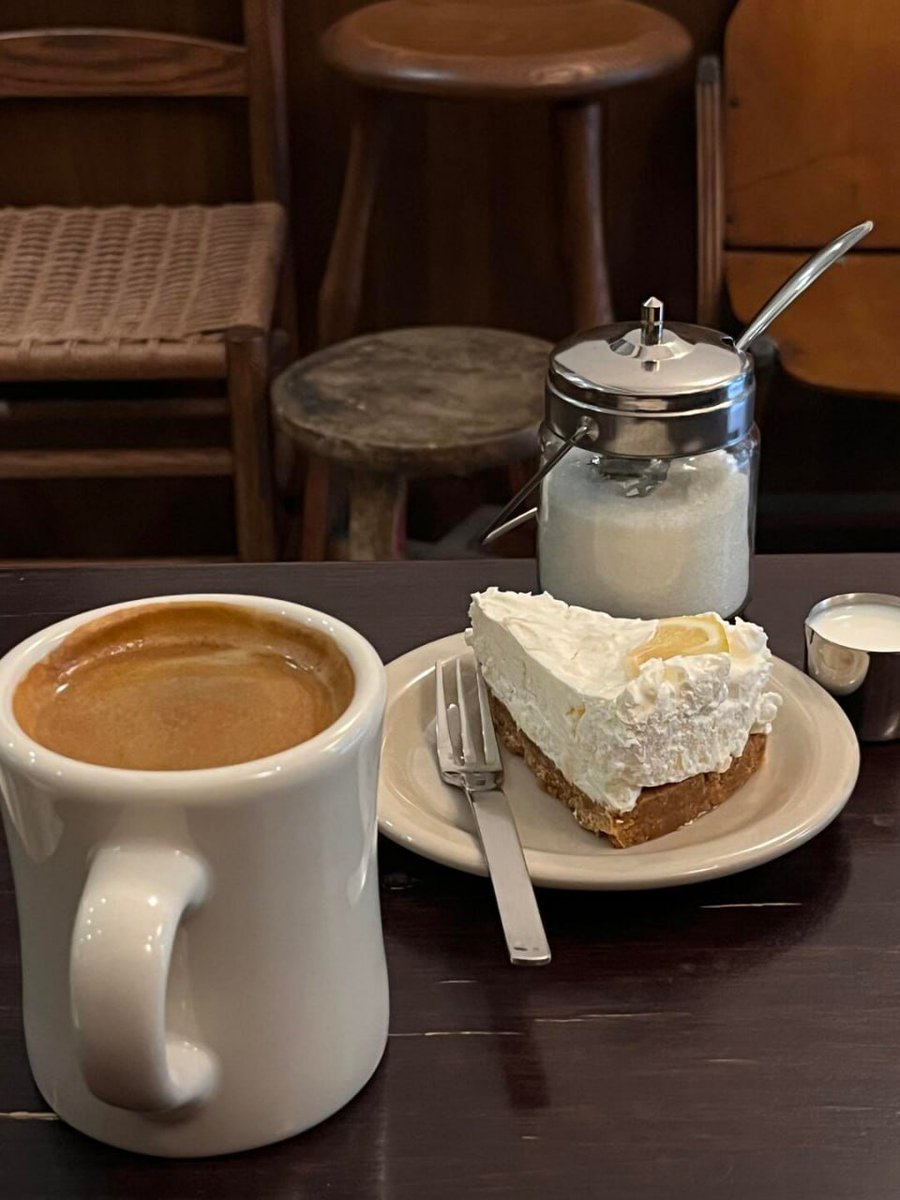 joiscutiepie___'s tweet image. Coffee, cake, and a quiet moment ☕️🍰

Sometimes the best therapy is a simple table, warm drink, and no rush.

#CoffeeTime #SimplePleasures #SlowMoments #CafeVibes