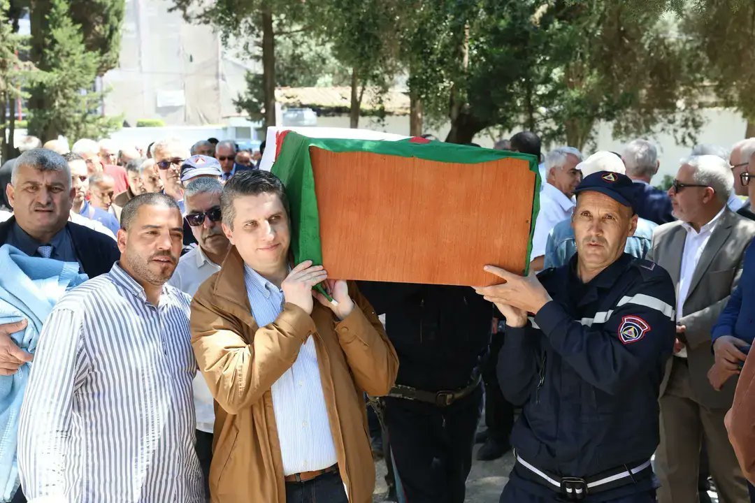 Algerie_aps's tweet image. Le défunt #Chems_Eddine_Chitour inhumé au cimetière de Baba Hassen à #Alger

🔗 aps.dz/fr/algerie/act…