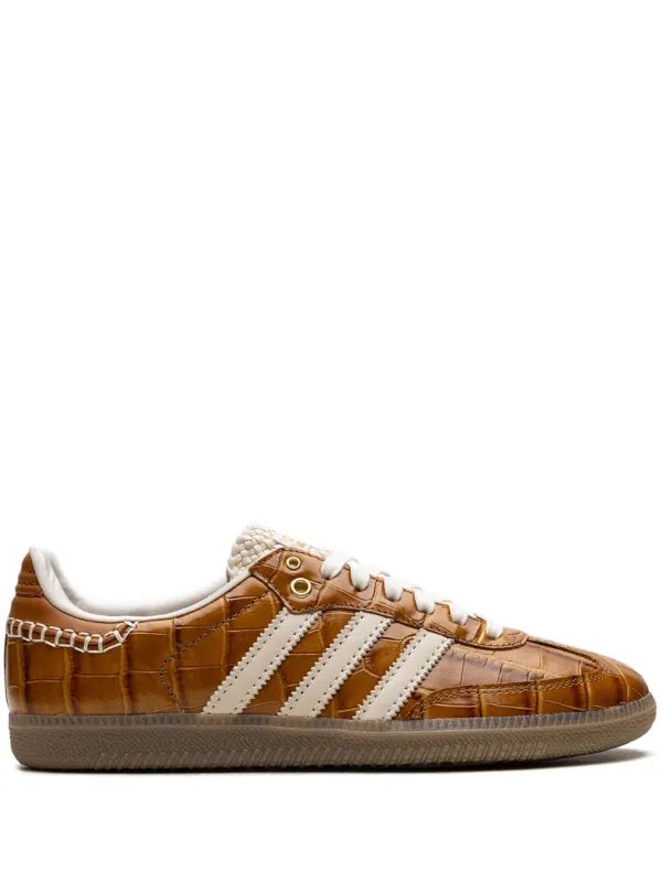 mrmDopeness's tweet photo. #Pointlessjourney のadidasで持ちきりですね。
もちろん応募しましたが、以前ゴッテムったあまり周囲の人たちに刺さってないヘビロテ靴とどっちの方が履くかな？ https://t.co/IAh7u8TEJ2