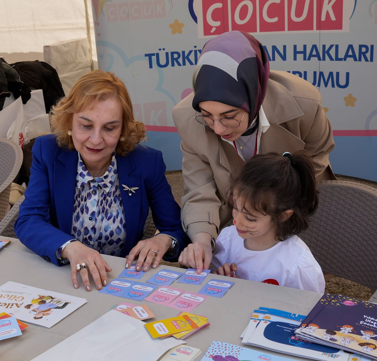 tihek_kurumsal's tweet photo. Türkiye Büyük Millet Meclisinin açılışının 106. yıl dönümü ile 23 Nisan Ulusal Egemenlik ve Çocuk Bayramı kapsamında düzenlenen “Meclis Bahçesi Çocuk Bahçesi Etkinliği” çerçevesinde, Türkiye İnsan Hakları ve Eşitlik Kurumu (TİHEK) Çocuk Standı çocukların ziyaretine açıldı.

Çocuklar tarafından yoğun ilgi gören TİHEK Çocuk standını, TBMM Başkanı Prof. Dr. Numan Kurtulmuş, TİHEK Başkan Vekili Muhammet Ecevit Carti ile Kurul Üyeleri Selma Öztürk Pınar ve Dilek Ertürk ziyaret etti.

Türkiye’nin ilk astronotu Alper Gezeravcı da TİHEK standını ziyaret  
ederek çocuklarla bir araya geldi.