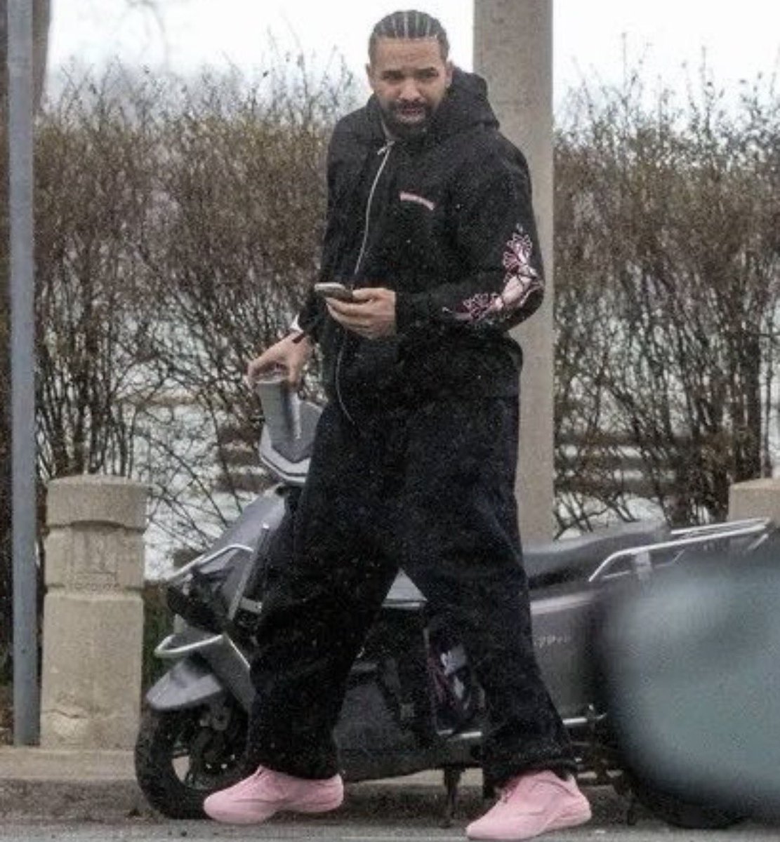 pilgeousx's tweet image. Drake rocking Shai 001 👀