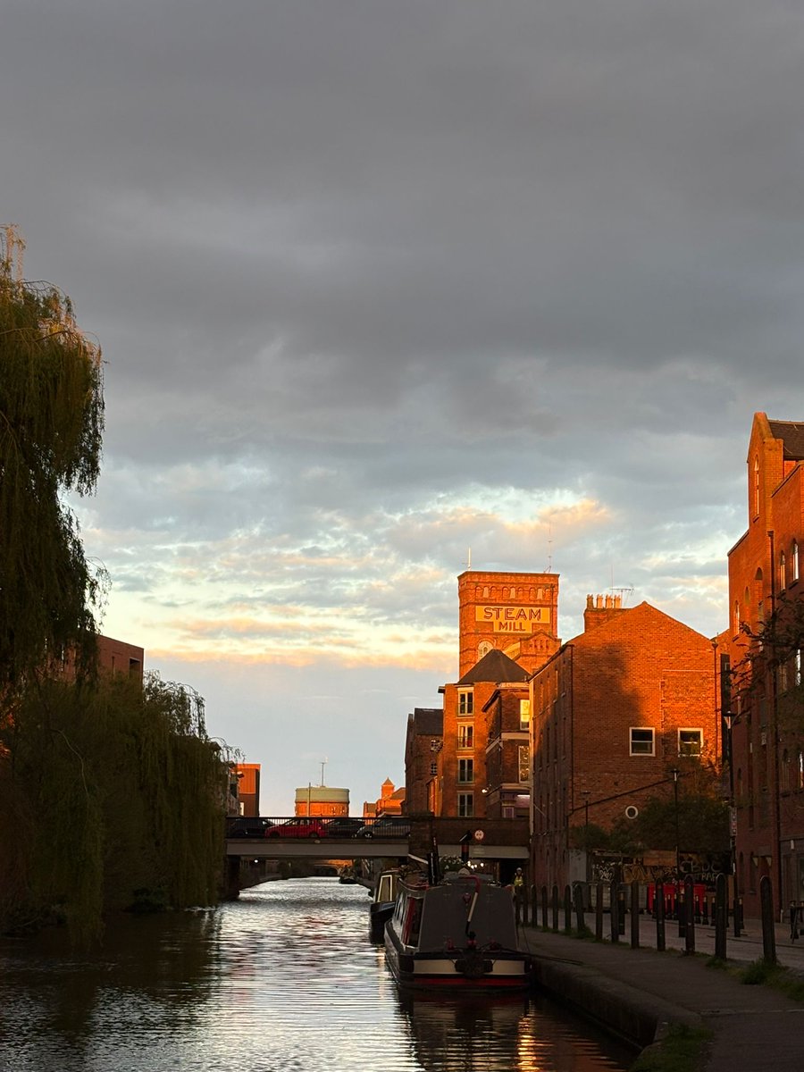 Ozymandiasdust's tweet image. Daughter's photo of Chester canal a couple of minutes ago. I think she got the eye for a photo. 😊 #Chester
