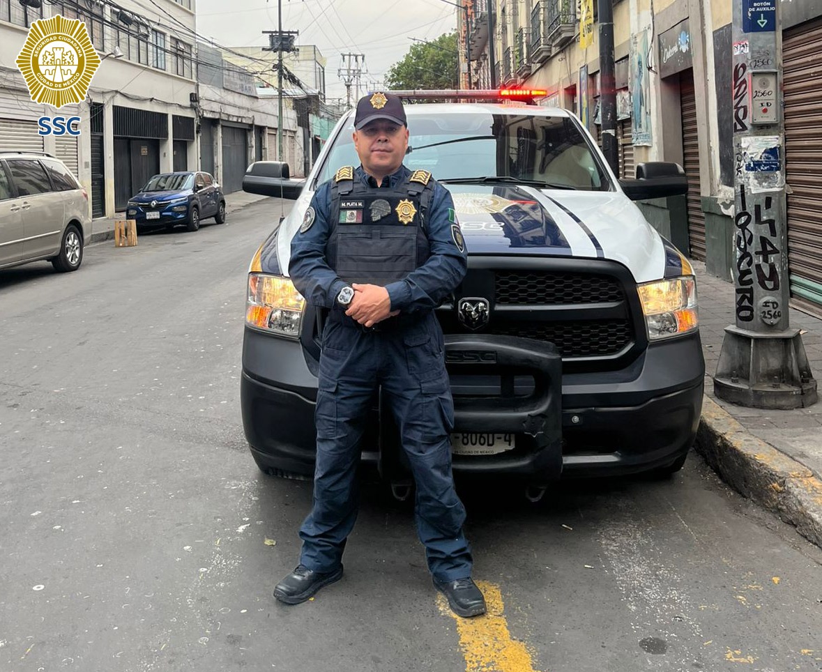 SSC_CDMX's tweet image. #PolicíaDeProximidad | Oficiales de la #SSC mantienen presencia en distintos puntos comerciales y habitacionales de la alcaldía @AlcCuauhtemocMx con el objetivo de reforzar la seguridad e inhibir la comisión de delitos.

#JefaDeGobierno @ClaraBrugadaM #ZonaCentro