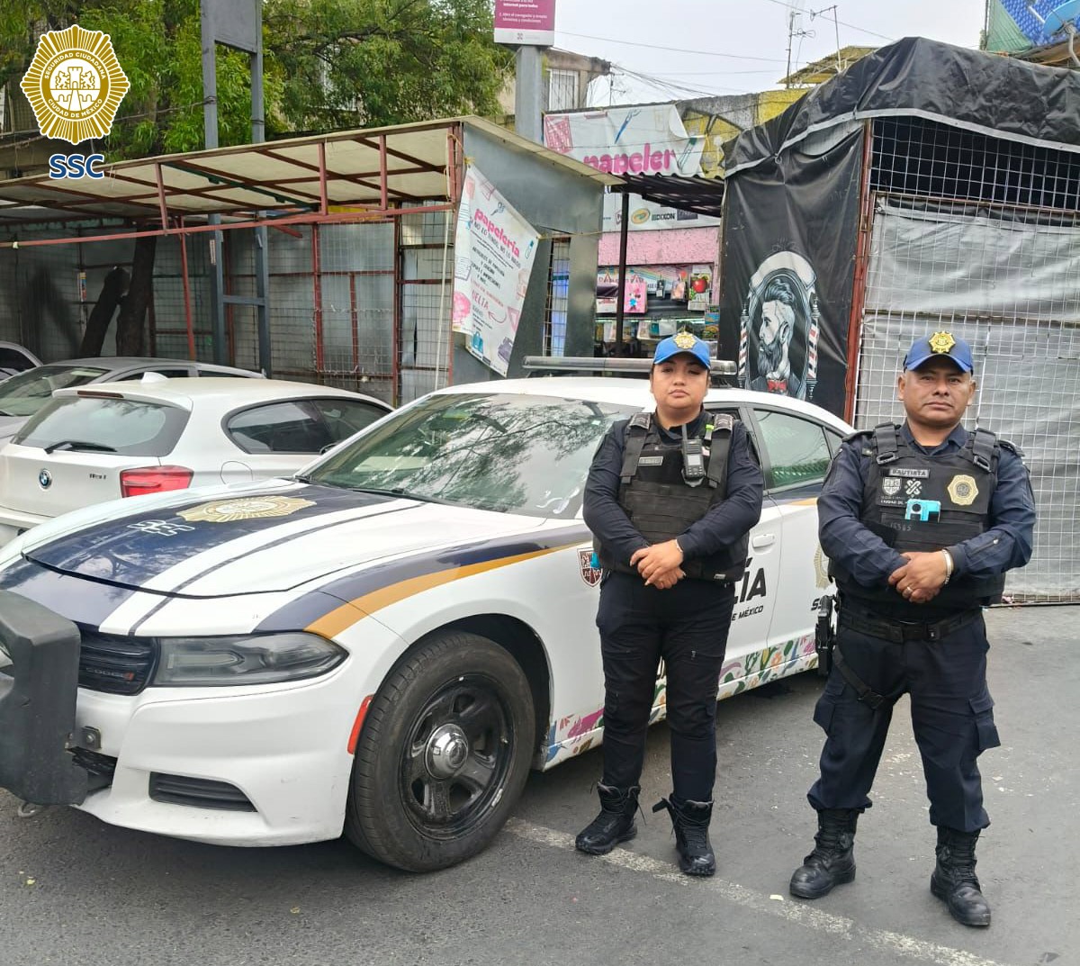 SSC_CDMX's tweet image. #PolicíaDeProximidad | Oficiales de la #SSC mantienen presencia en distintos puntos comerciales y habitacionales de la alcaldía @AlcCuauhtemocMx con el objetivo de reforzar la seguridad e inhibir la comisión de delitos.

#JefaDeGobierno @ClaraBrugadaM #ZonaCentro