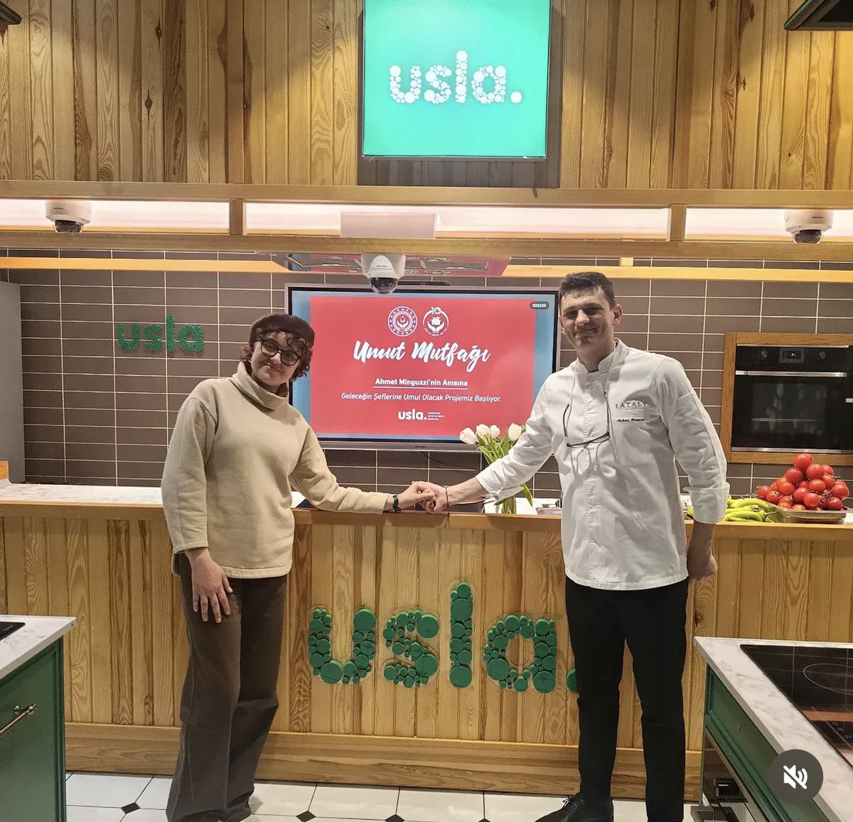 Ahmet’in anısına hayata geçirilen Umut Mutfağı Projesi kapsamında, devlet korumasındaki 12 çocuk, 32 ünlü şefin desteğiyle farklı mutfak kültürlerini öğrenerek, yeteneklerini geliştirme imkanı bulacak 🤍🌹 

Canım Ahmet.