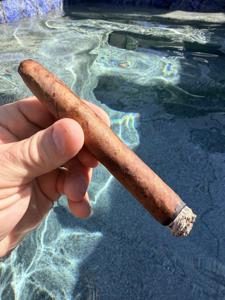 jchrzanowski6's tweet image. Yep❣️ Hand rolled from Ybor❤️
#cigar #smoke #pool #Tampa