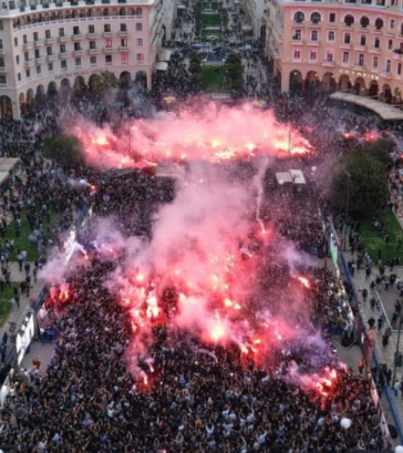 Τόσο κόσμο , καθε ηλικίας , μετα απο ενα καζο , καθημερινη και  εργασιμη ώρα ,μονο ο ΠΑΟΚ #PAOK100