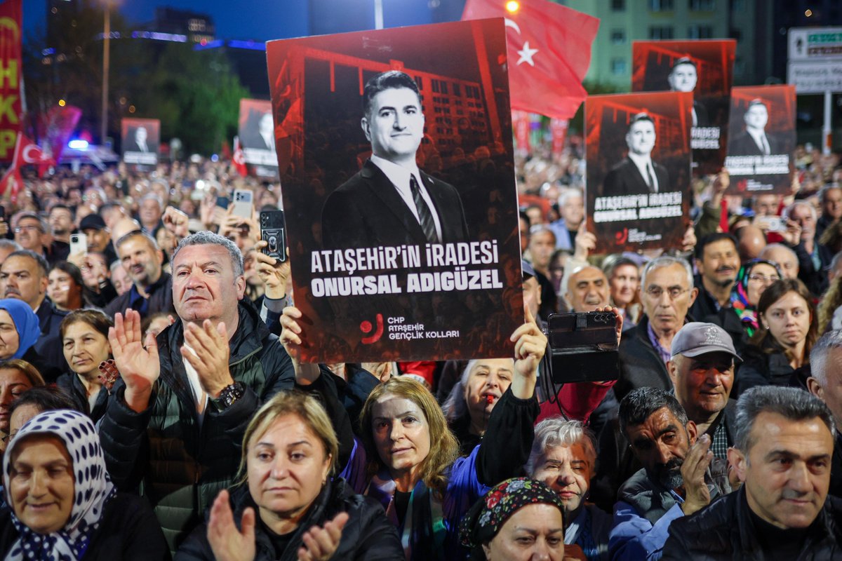 Biz ezelden beridir hür yaşadık, hür yaşarız!

Sustururum, sindiririm diyenler bu meydana baksın. Milletin iradesine operasyonla yön vermeye kalkanlar, karşısında yine milleti bulur.

Başkanımız Onursal Adıgüzel’in yanındayız, demokrasinin tarafındayız.

Egemenlik tartışılmaz: