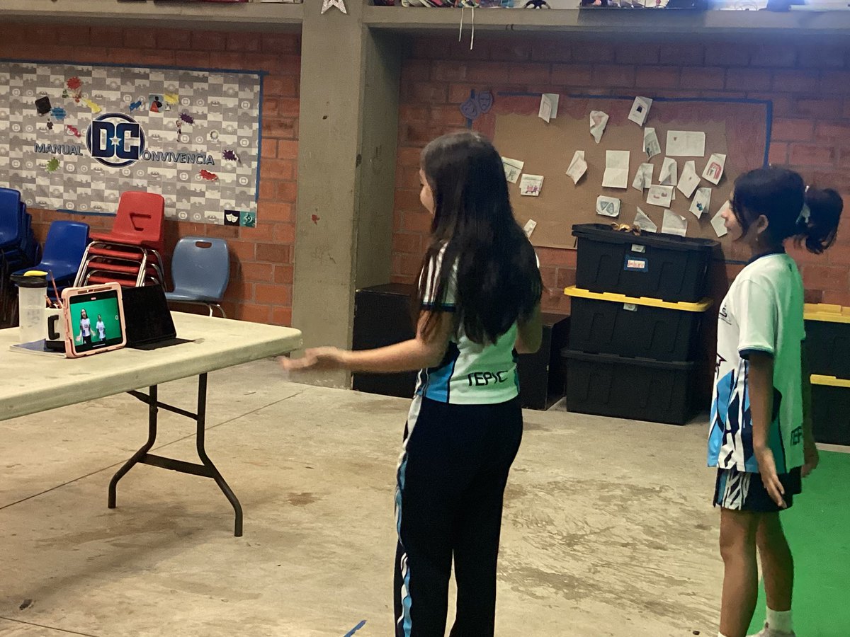 AnaSimb0's tweet image. Las alumnas de la academia de teatro practican la técnica de Lip sync a través de elaboración de un video musical, implementando el uso de pantalla verde y las herramientas de edición de iMovie. 🎭

#AppledistinguishedSchool #iMovie #Lipsync #ArtesCSB