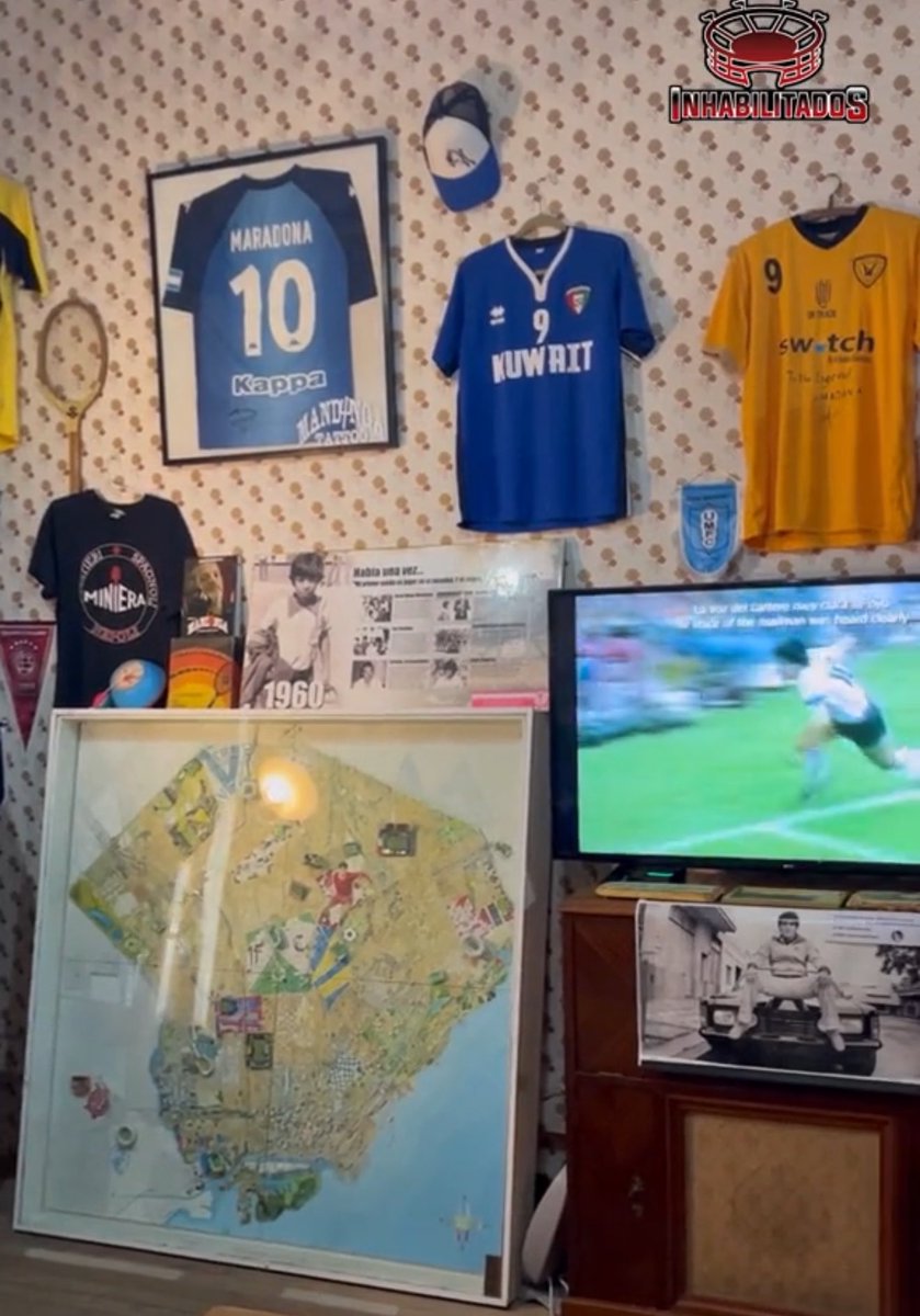 wwlkuwait's tweet photo. 🚨🚨

وجود تيشيرت منتخب الكويت و نادي القادسية 
في بيت دييغو مارادونا في  (ضاحية بوينس آيرس، الأرجنتين)

التيشيرتين جميعها تحمل الرقم ٩ .. 🇰🇼 https://t.co/m3wgoZO3ik