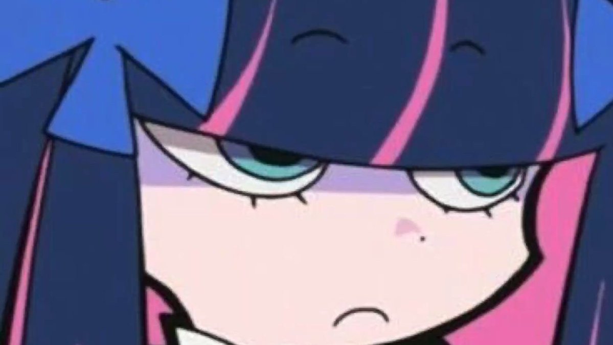 ¡A buenas horas! Vaya con el chaval.

—Que tú eres mi novio —señaló un callejón cercano—. Hay unos tíos raros por allá que no dejan de coquetearme, así que estarás conmigo hasta que me dejen en paz —contextualizó como pudo—. Tranqui que no estoy delulu, además no eres mi tipo.