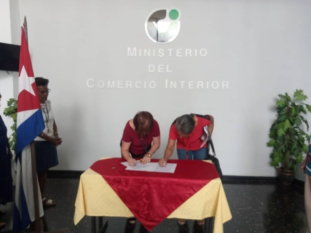 Los trabajadores del <a href="/MincinCuba/">Comercio Cuba</a> nos sumamos al Movimiento convocado #MiFirmaPorLaPatria reafirmando el compromiso con  la #Revolución.