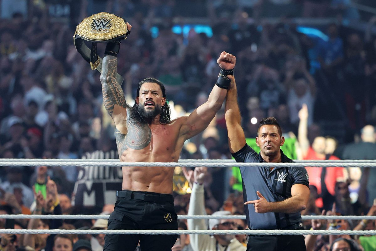 Roman_GOAT123's tweet image. He DID IT. Our TRIBLE Chief is on top again, the reigning, defending, heavyweight champion, ROMAN REINGS ☝️☝️☝️

@WWERomanReigns 

#romanreings #wwe #cmpunk #heavyweight #champion