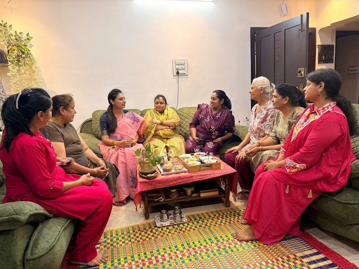 Preetihonagudi's tweet image. A powerhouse meeting this evening with the sisters of the #Jain community at Smt.Tara Chajed Ji’s residence.The energy is electric and the message is clear: They stand firmly behind Smt. #VanathiSrinivasan ji for a stronger,more prosperous tomorrow.
#coimbatore #TamilnaduWithNDA