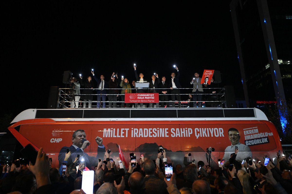 ozgurcelikchp's tweet photo. Halkın iradesine zincir vuramazsınız!

Genel Başkanımız Özgür Özel liderliğinde Ataşehir'de; Cumhurbaşkanı Adayımız Ekrem İmamoğlu, Ataşehir Belediye Başkanımız Onursal Adıgüzel ve tüm yol arkadaşlarımız için tek yürek olduk.

Milletimizin iradesini hiçbir hukuksuzluğa teslim etmeyeceğiz.