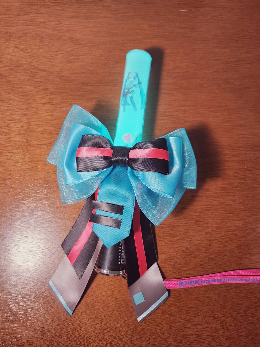 I made a cute bow for my Miku Expo penlight 🩵

#MikuExpo2026