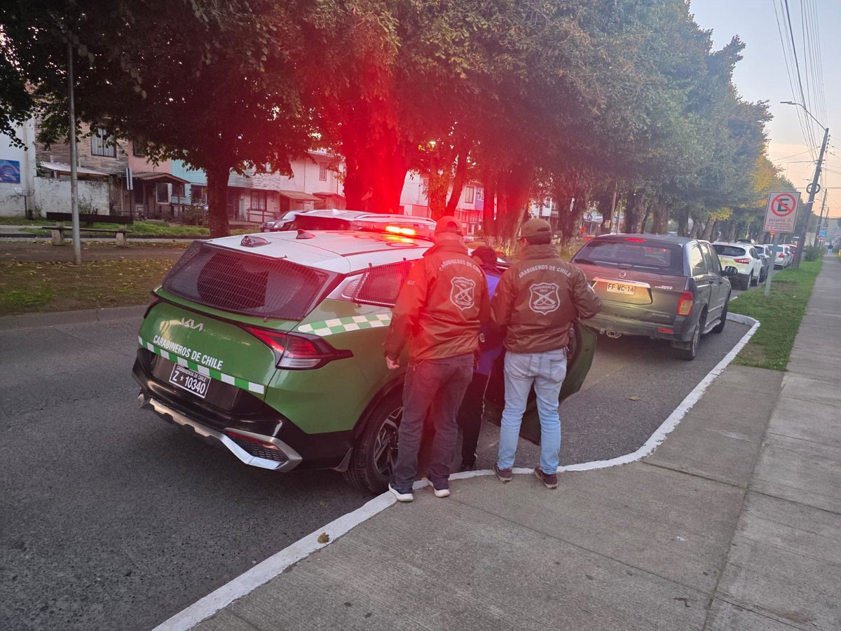 CarabLosRios's tweet photo. 🚨 #RíoBueno | Carabineros de la SIP de la 4ª Comisaría detuvo, tras rápidas diligencias investigativas, a un sujeto por agredir a un menor en un centro educacional de la comuna.
📌 El imputado mantiene antecedentes y será puesto a disposición del tribunal.
#Ordenypatria https://t.co/ZBaUU5320Y