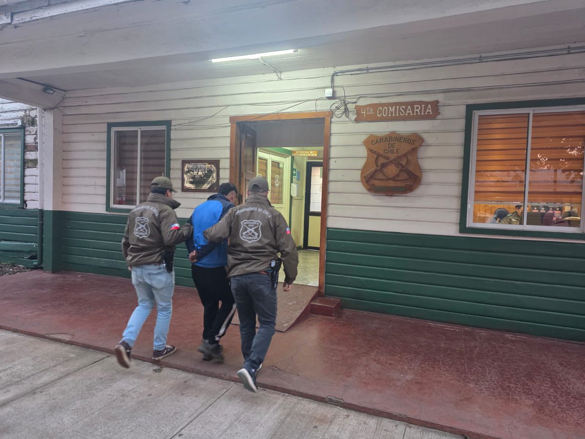 CarabLosRios's tweet photo. 🚨 #RíoBueno | Carabineros de la SIP de la 4ª Comisaría detuvo, tras rápidas diligencias investigativas, a un sujeto por agredir a un menor en un centro educacional de la comuna.
📌 El imputado mantiene antecedentes y será puesto a disposición del tribunal.
#Ordenypatria https://t.co/ZBaUU5320Y