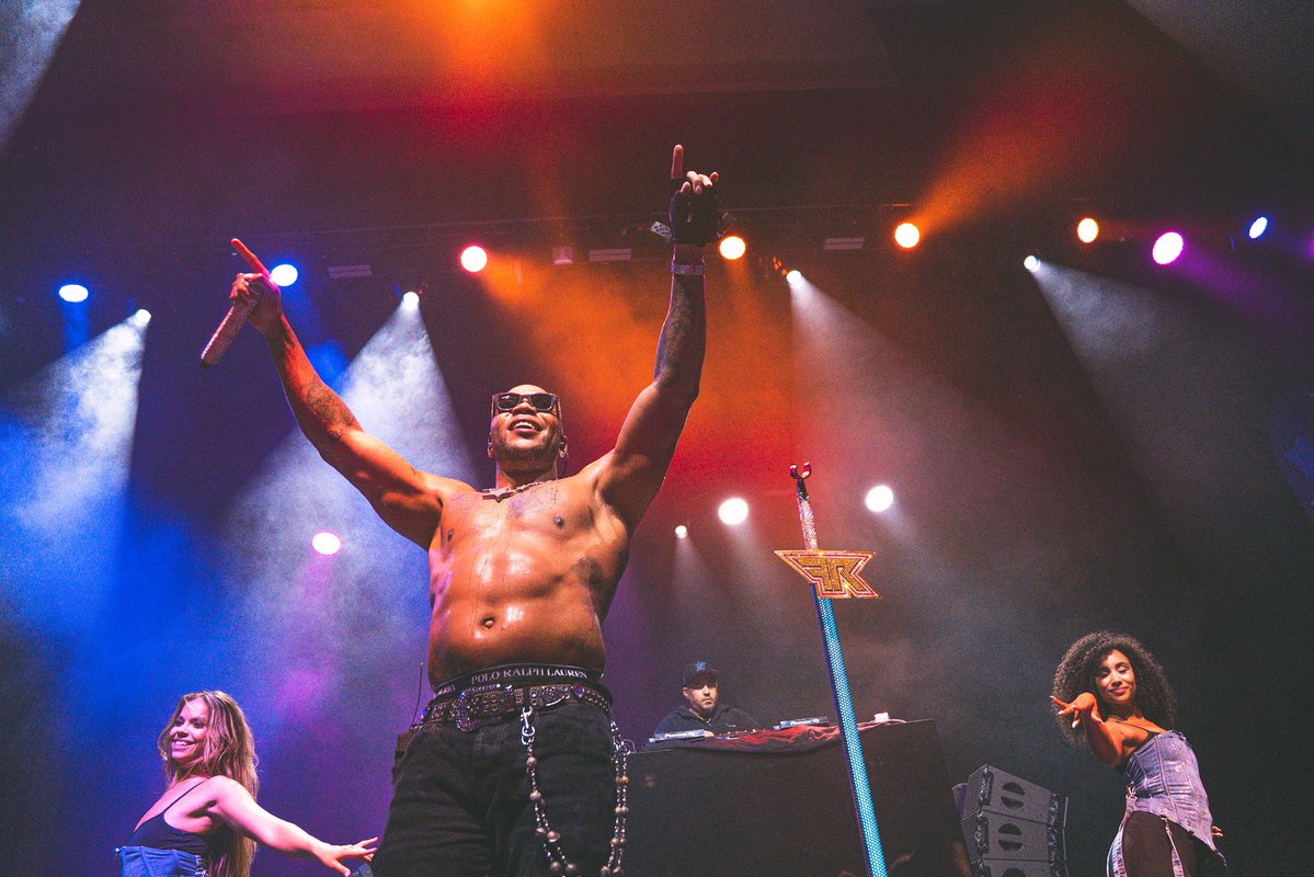 official_flo's tweet image. A lil #sugar to start the week from our time in #sanfransisco #blessed to party with my extended family all over the globe and with @theimgallstars @oyababyy @intlnephew @variefresh3 @theofficialwildones @djkronik 
“Club Can’t Handle Me Tour 2.0” Loading… 

#party #happymonday