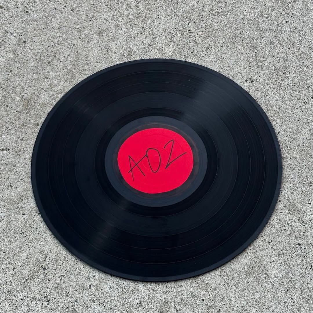 AKRILLA anuncia que su segundo álbum de estudio se entrenará durante este año.