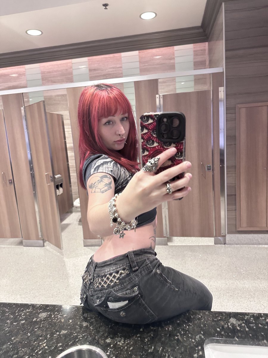 ℬaⅆⅆiℯs tweet media