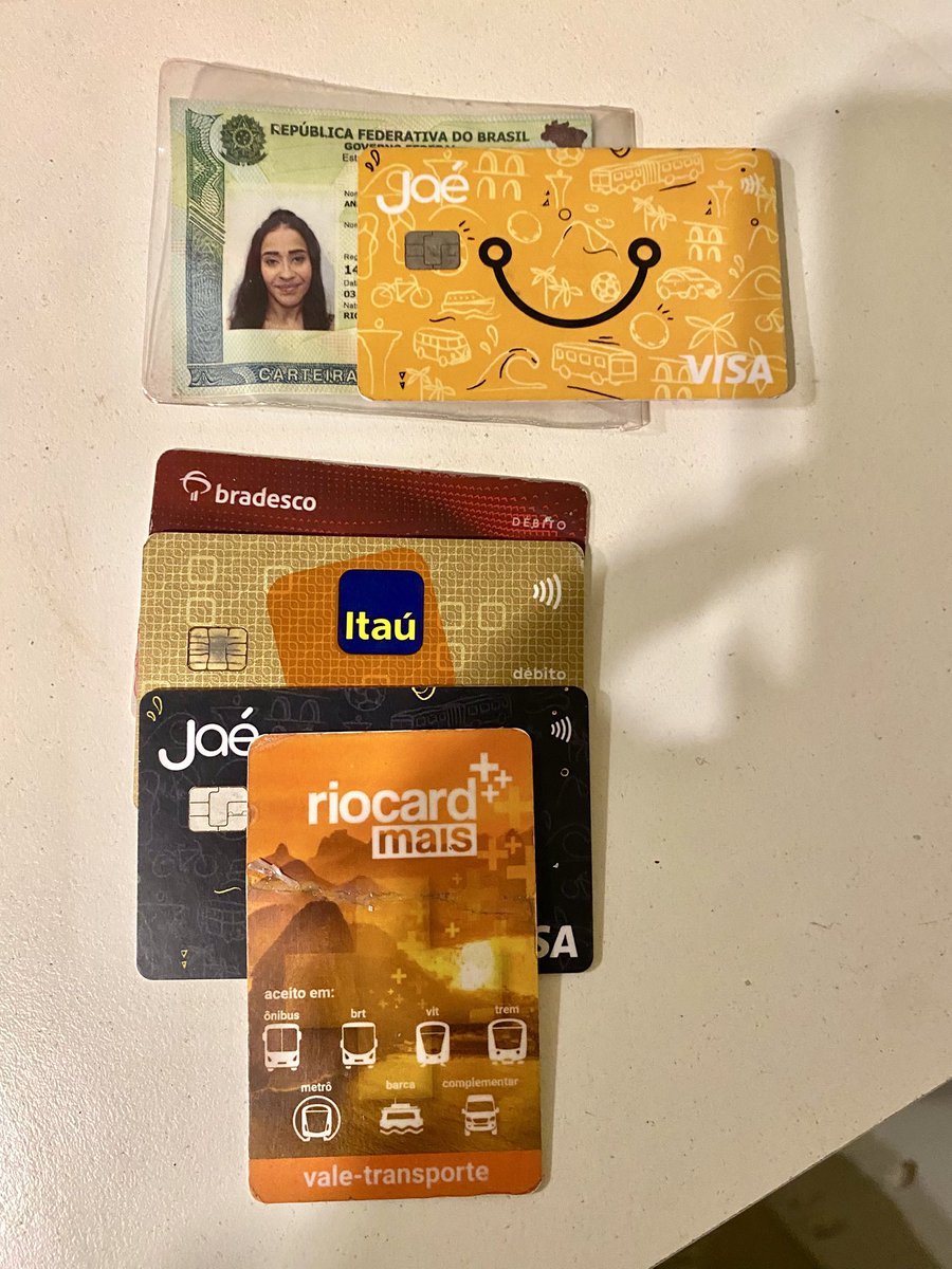 Hermana brasileña ANA PAULA ALVES ODILON encontré tu monedero con tu DNI de Brasil y todas tus tarjetas y un labial divino❤️TWITTER HAZ TU MAGIA 👇👇👇