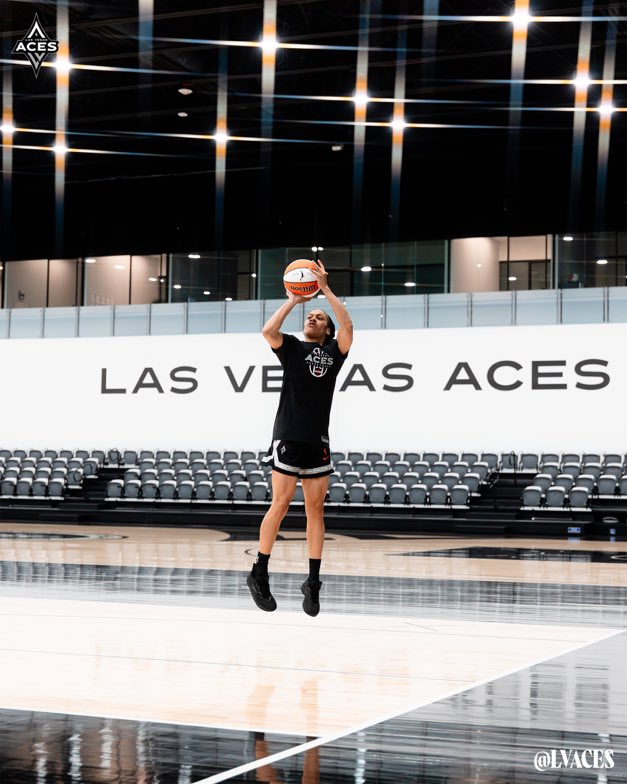 Chennedy Carter’s Leg Sleeve tweet media