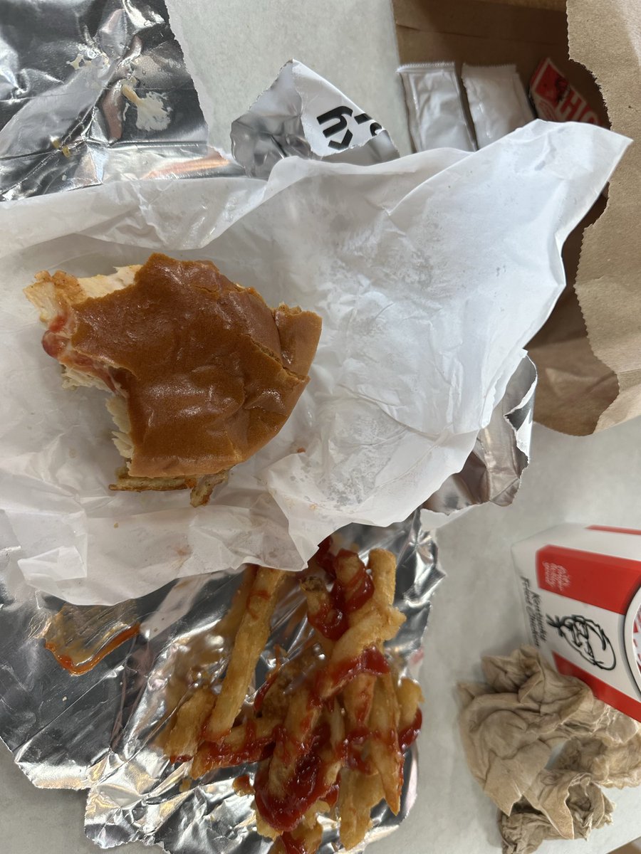 _Arirmar's tweet image. #kfc chicken sandwich is trash.

Secret recipe fries too.

#chicken #restaurants #fastfood