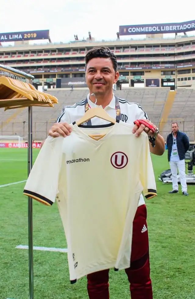 Ese fue el día que el Muñeco Gallardo cagó su carrera.
Nunca más ganó nada y lo botaron de todos los equipos. La Maldición de los CABROS de <a href="/Universitario/">Universitario</a>