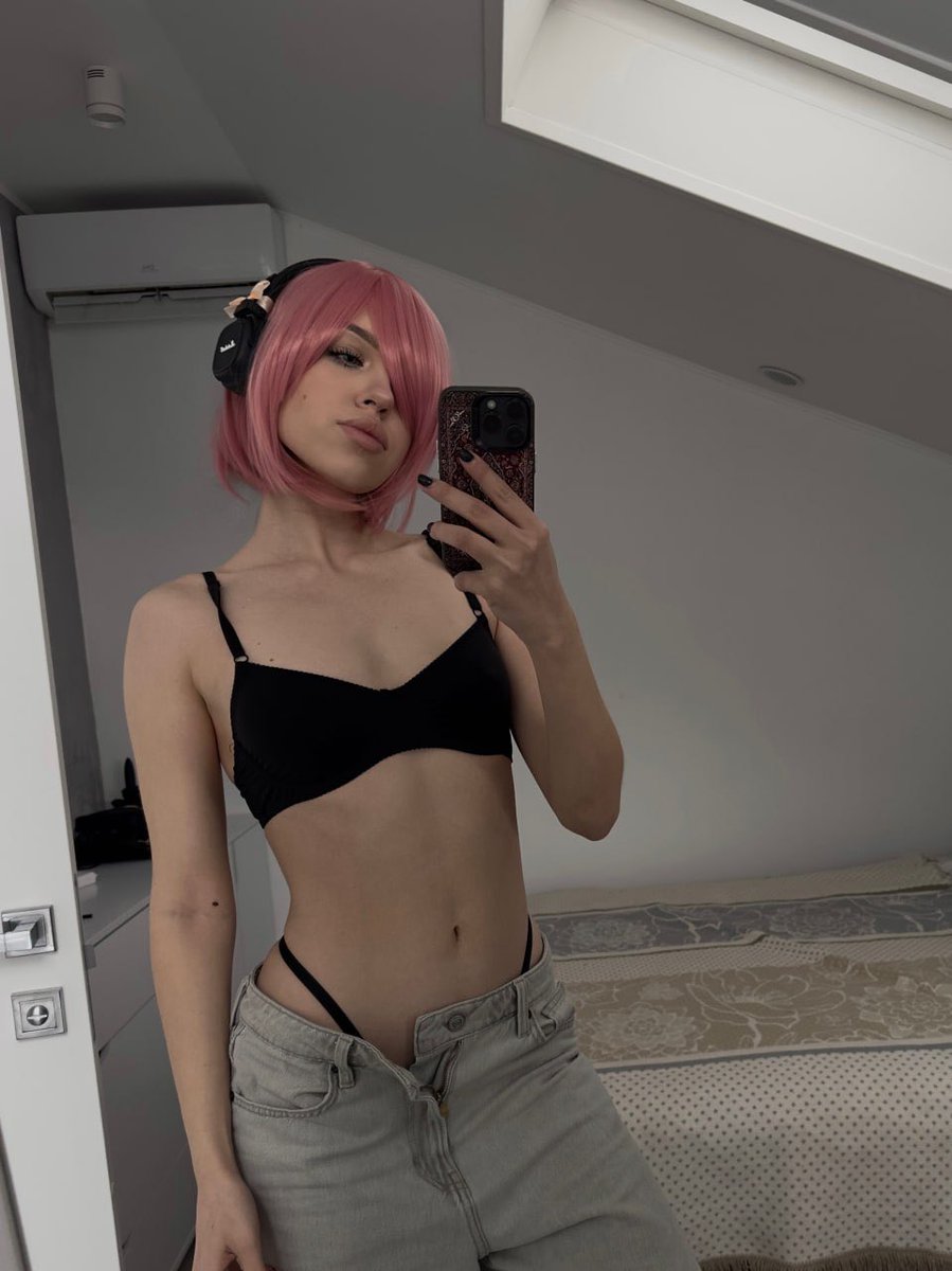 Fusariumiaa's tweet photo. working out or working you? 😏 https://t.co/n6vm8FJTLg